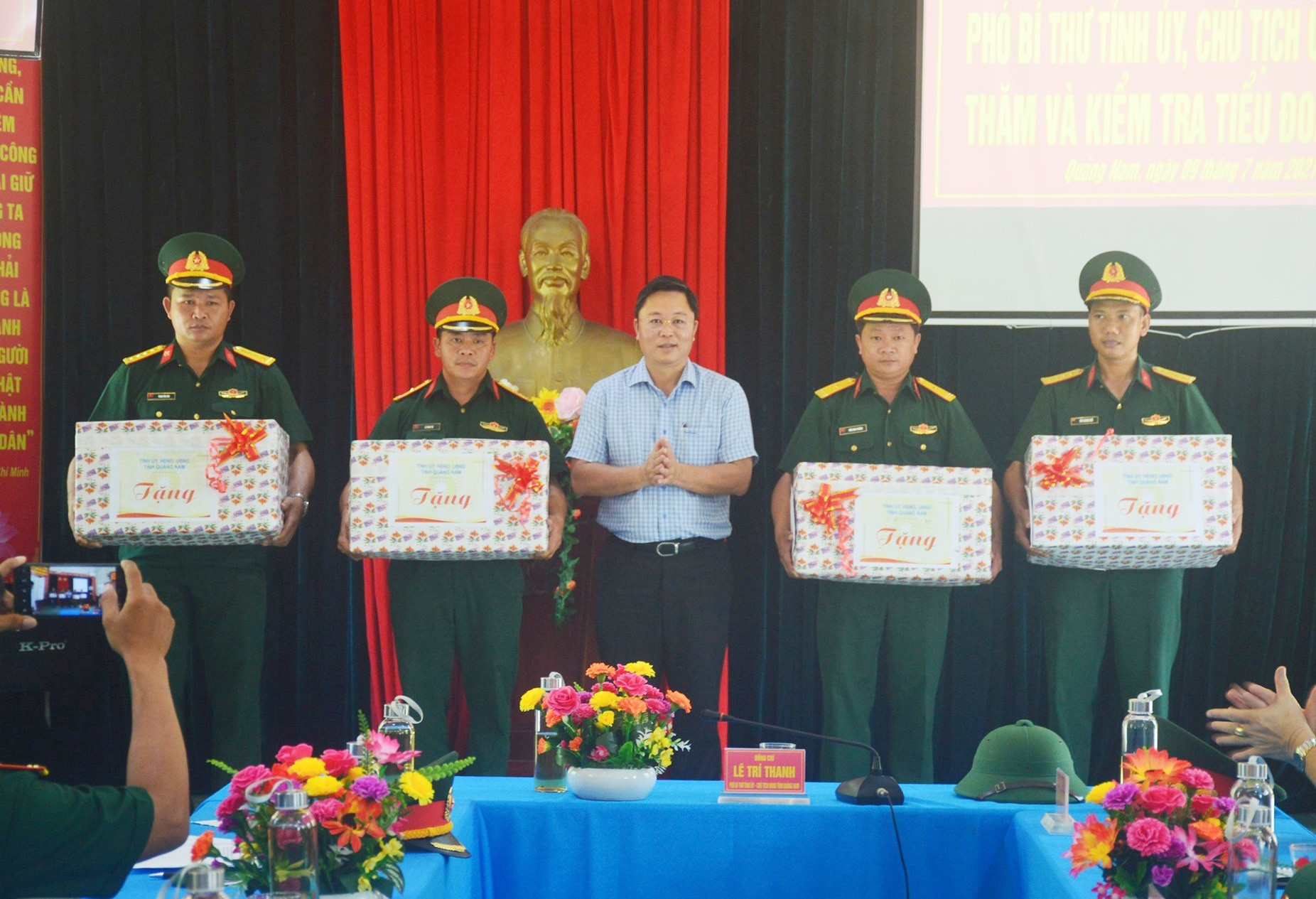 Chủ tịch UBND tỉnh Lê Trí Thanh tặng quà cho các đơn vị đóng quân ở Cù Lao Chàm. Ảnh: Q.T