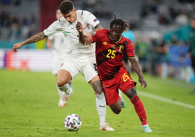 Jeremy Doku (phải) khiến Lorenzo của Ý phải luôn luôn vất vả ở trận tứ kết EURO 2020. Ảnh: AP