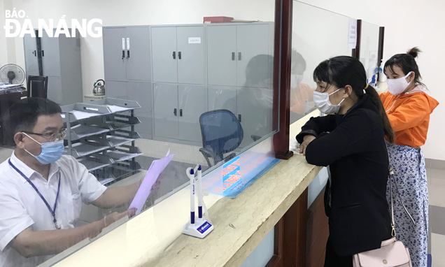 Doanh nghiệp mong muốn sớm được hướng dẫn để hỗ trợ thuế. Trong ảnh: Hoạt động tại bộ phận “Một cửa” của Cục Thuế thành phố. Ảnh: M.QUẾ