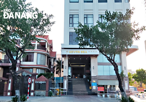 Các khách sạn lựa chọn để làm nơi cách ly tập trung phải đủ các tiêu chuẩn về phòng, chống dịch. TRONG ẢNH: Một khách sạn bảo đảm đủ các tiêu chuẩn phòng, chống dịch trên đường Võ Nguyên Giáp, quận Sơn Trà. Ảnh: THU HÀ