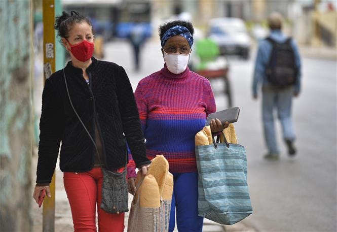 Người dân đeo khẩu trang phòng dịch COVID-19 tại La Habana, Cuba, ngày 2/2/2021. Ảnh: AFP/ TTXVN