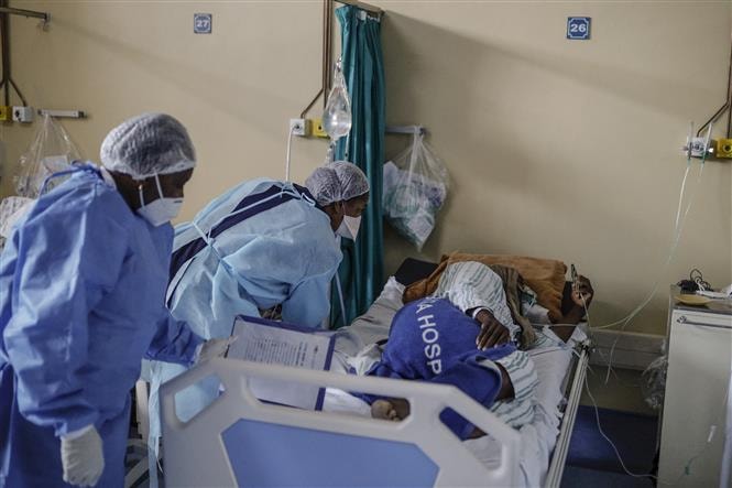 Nhân viên y tế điều trị cho bệnh nhân nhiễm COVID-19 tại Tembisa, Nam Phi. Ảnh: AFP/TTXVN