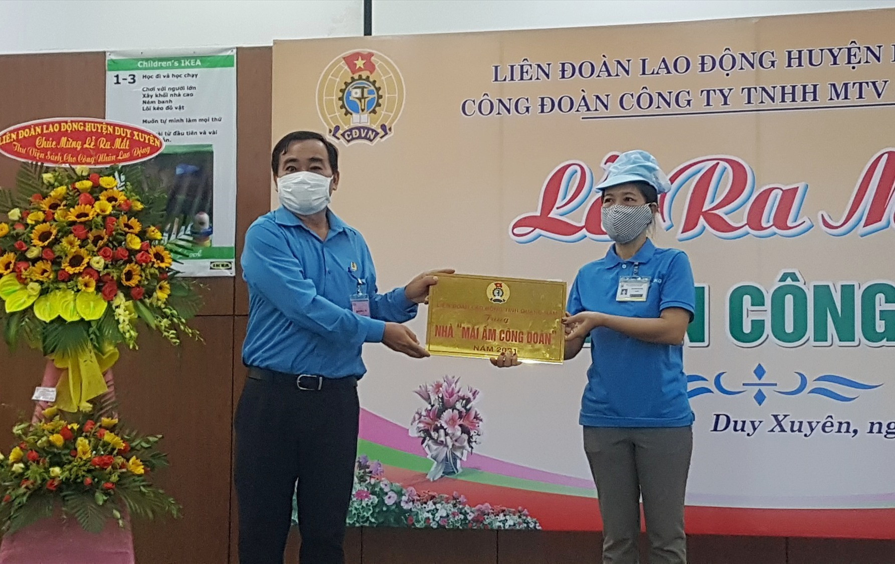 Ông Phan Xuân Quang - Chủ tịch Liên đoàn Lao động tỉnh tặng nhà tình nghĩa cho công nhân khó khăn. Ảnh: D.L