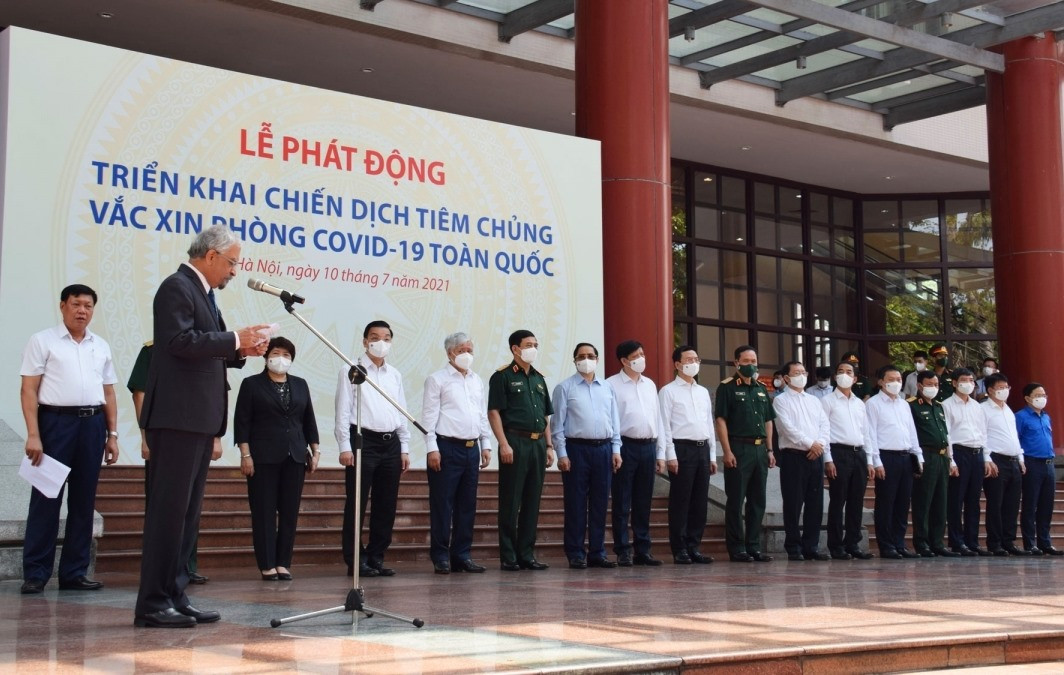 Thủ tướng Chính phủ Phạm Minh Chính cùng các đại biểu dự Lễ phát động triển khai chiến dịch tiêm chủng vaccine phòng Covid -19.