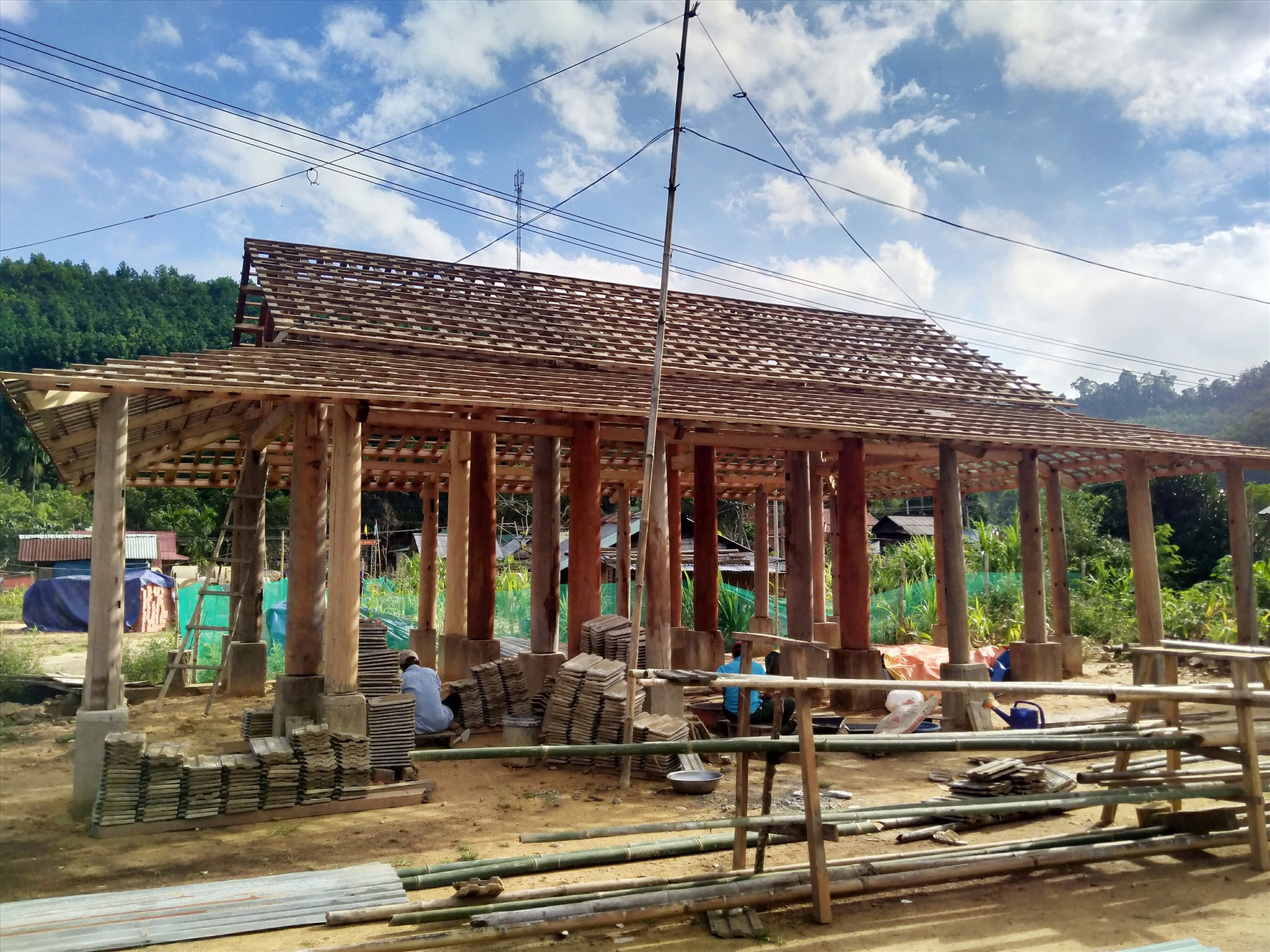 Một hộ dân đang dựng nhà tại khu dân cư mới thôn Adzốc (xã Bhalêê). Ảnh: N.Đ