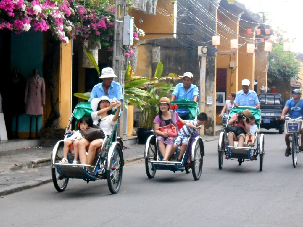 Foreign visitors on cylos to have unique and interesting experiences in Hoi An city