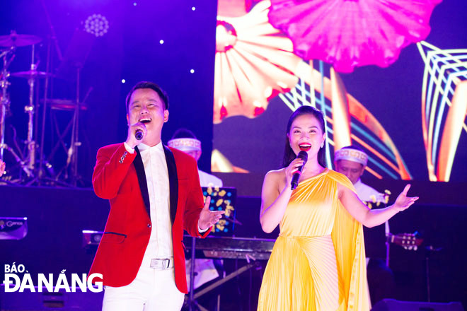Các nghệ sĩ không có đất diễn trong những tháng xảy ra Covid-19.  Trong ảnh: Các nghệ sĩ Nhà hát Trưng Vương biểu diễn hồi tháng 2-2021, một chương trình nghệ thuật không có khán giả, chỉ ghi hình và phát sóng do ảnh hưởng của Covid-19. Ảnh: H.LÊ