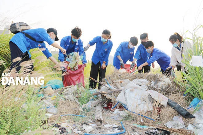 Thành viên Green University DUE chung tay dọn sạch rác thải. Ảnh: THANH TÌNH
