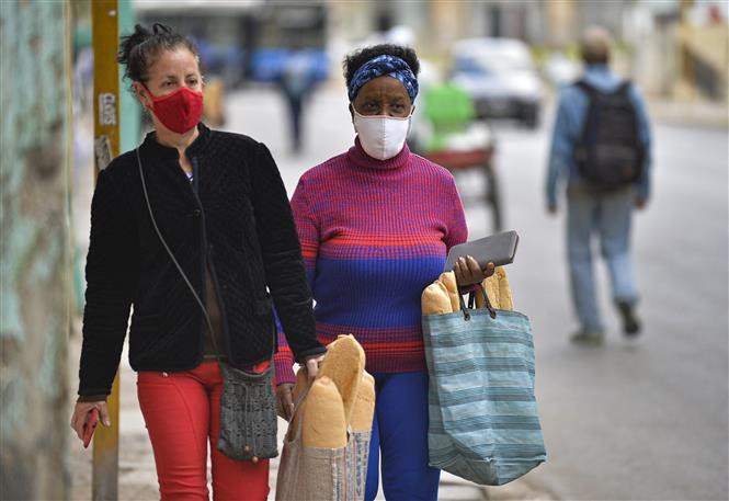 Người dân đeo khẩu trang phòng dịch COVID-19 tại Havana, Cuba ngày 2/2/2021. Ảnh: AFP/TTXVN