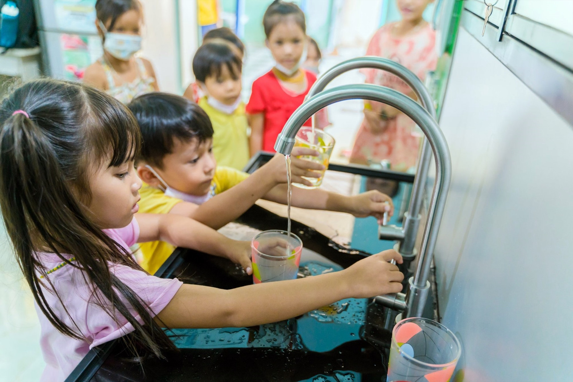 Nhiều trẻ em đã được hưởng lợi từ các chương trình dự án về nước sạch