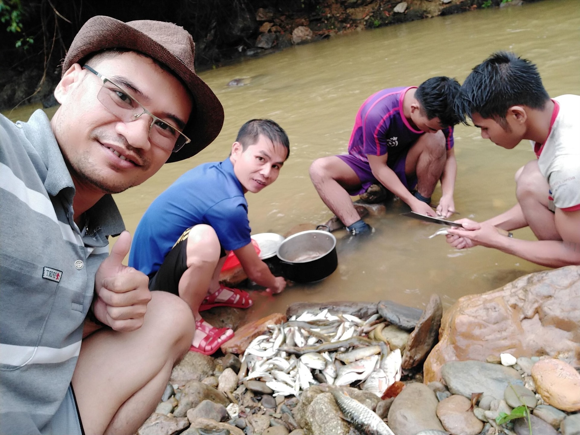 Tác giả và thành quả trong một buổi sáng bắt cá với các thành viên “săn bắt cá” dọc sông Lăng.