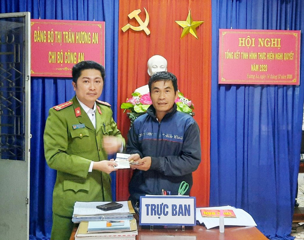 Công an thị trấn Hương An trao trả tài sản bị đánh rơi cho công dân.