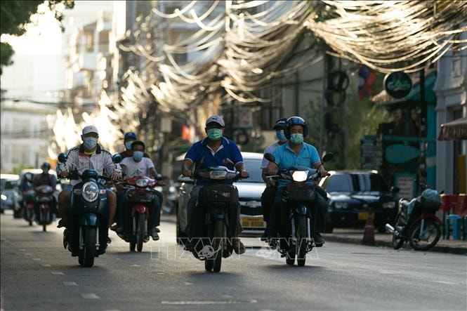 Người dân đeo khẩu trang phòng dịch Covid-19 tại Viêng Chăn, Lào, ngày 19-6-2021. Ảnh: THX-TTXVN