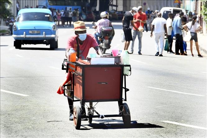Người dân đeo khẩu trang phòng dịch Covid-19 tại La Habana, Cuba, ngày 3-7-2021. Ảnh: THX-TTXVN