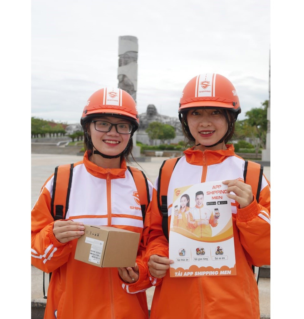 Các bạn trẻ giới thiệu app Shipping Men - ứng dụng đặt giao thức ăn đầu tiên tại Quảng Nam. Ảnh: H.N.ÁNH
