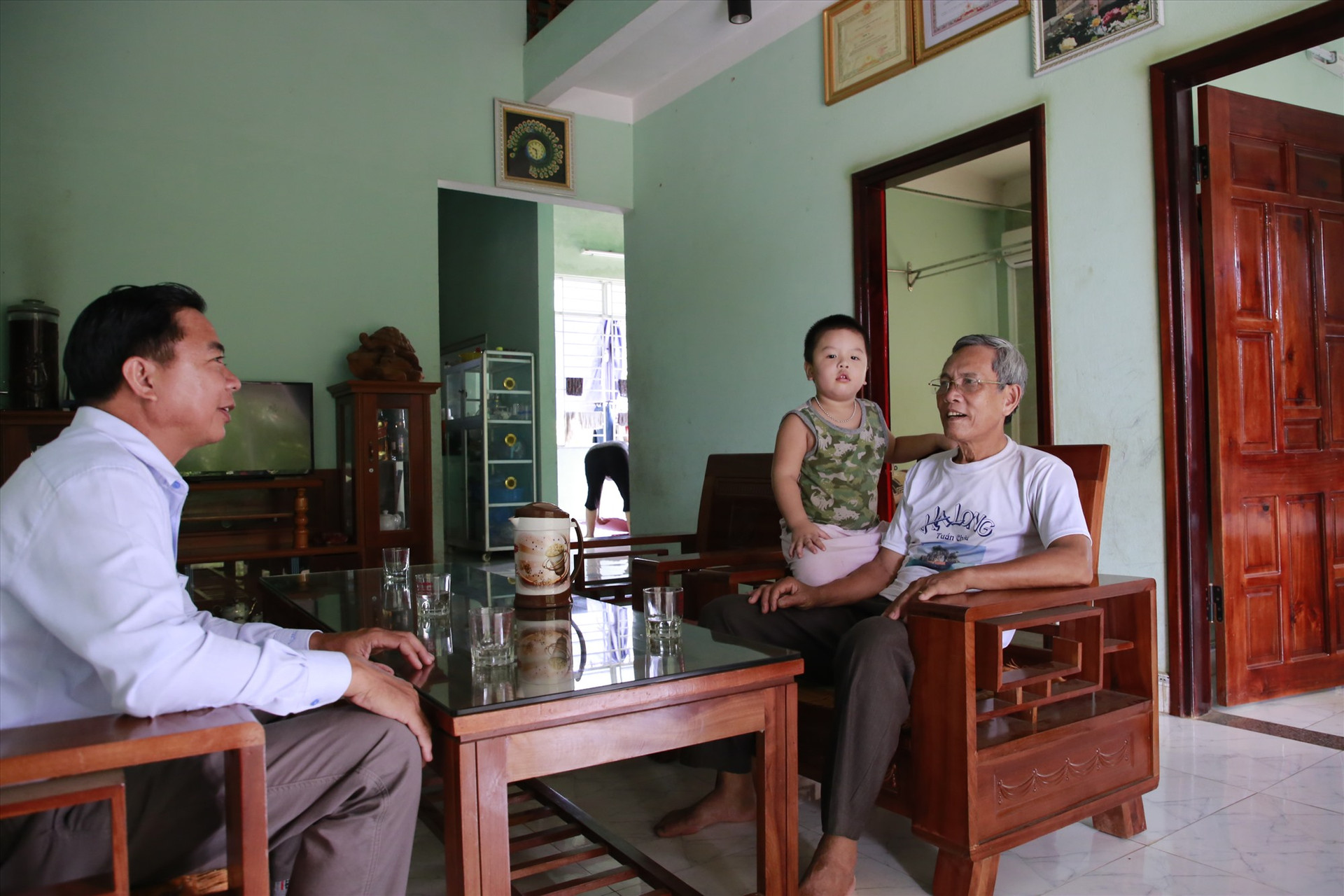 Ông Mai Trí đến thăm cựu binh Lương Thanh Nghị (phải). Ông Nghị vừa là thương binh, vừa là chiến sĩ cách mạng từng bị địch bắt tù đày. Ảnh: T.C