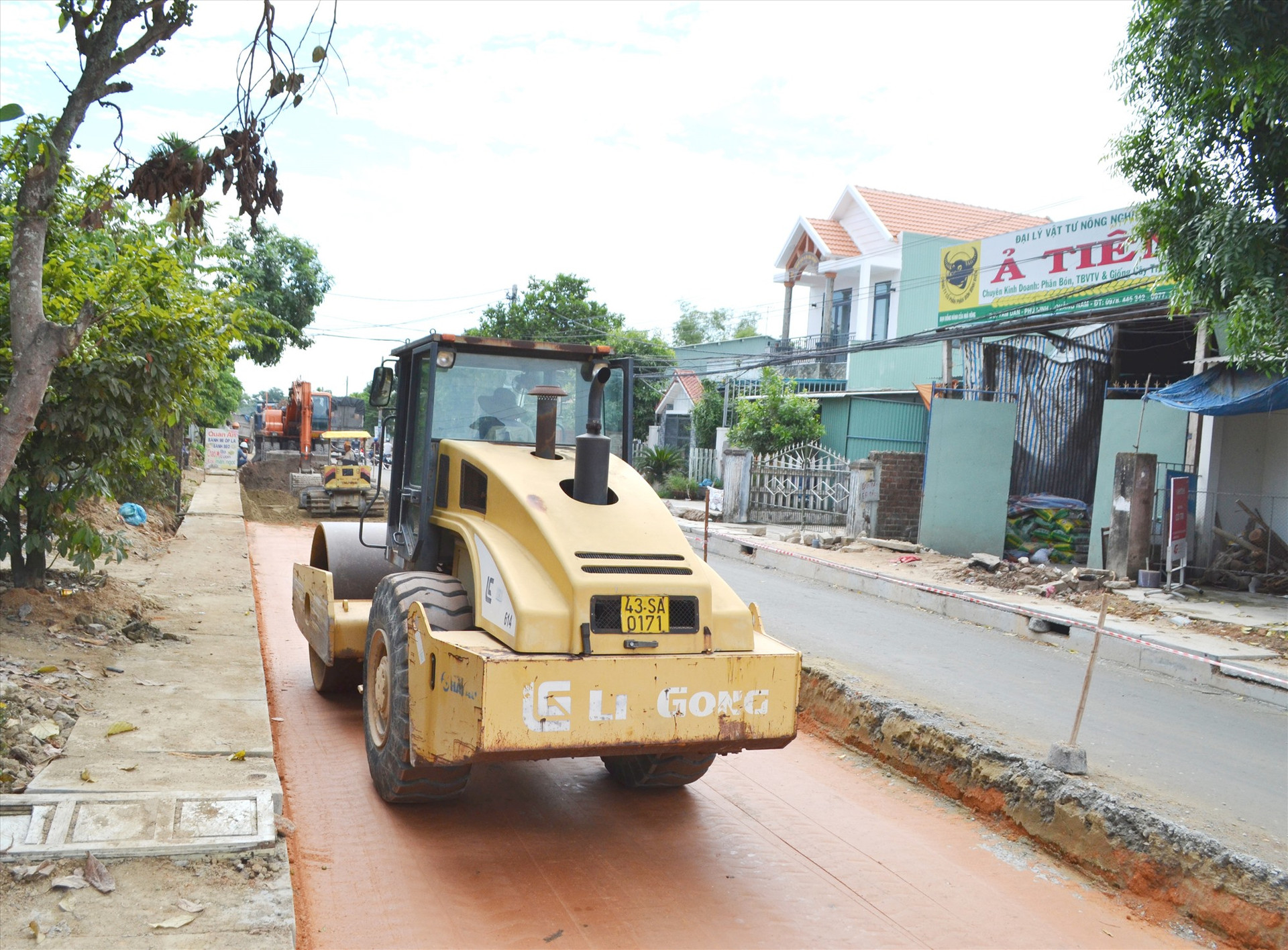 Nhà thầu thi công nền đường QL40B, vị trí vừa được bàn giao mặt bằng qua Phú Ninh. Ảnh: C.T