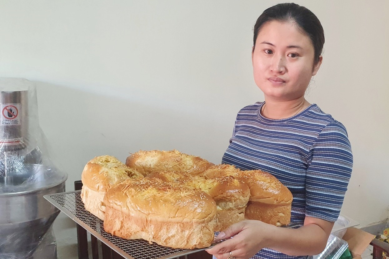 Bánh mì nho dừa do chị Thoa chế biến đã được khách hàng đón nhận