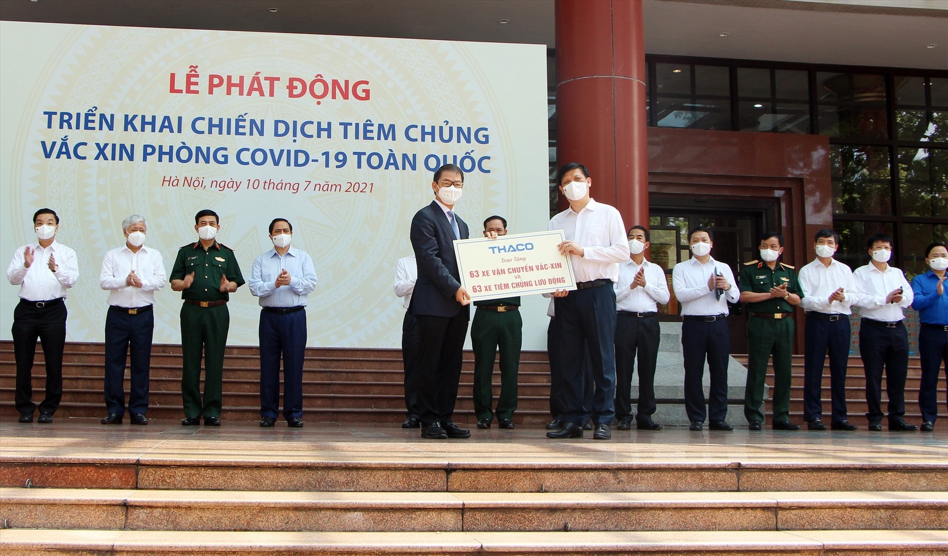 THACO’s donation of 126 mobile vaccine and vaccination trucks to the Ministry of Health at the launching ceremony of nationwide Covid-19 vaccination campaign