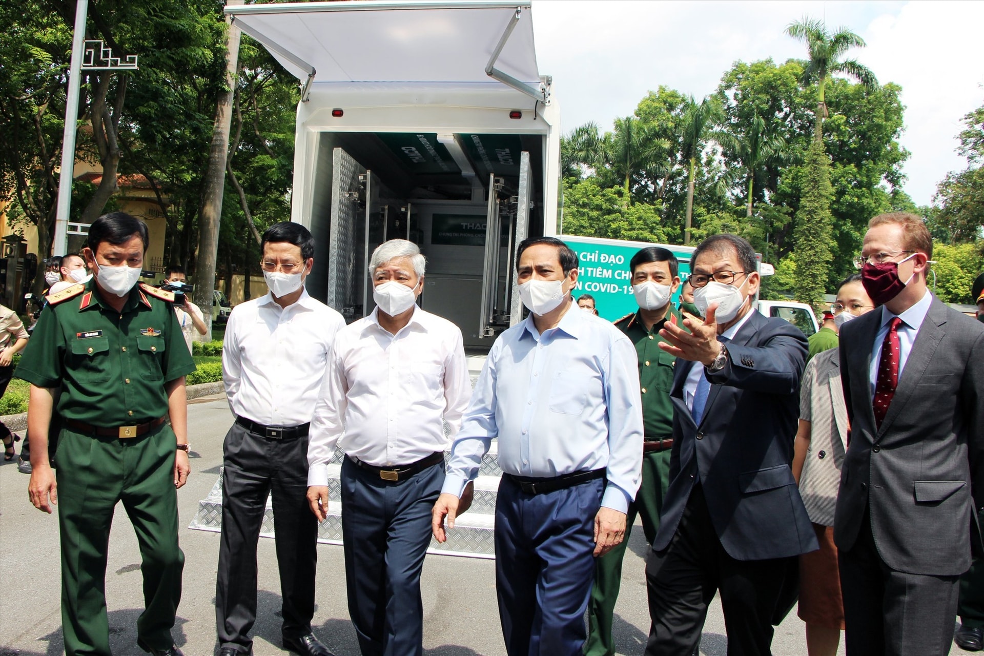 Mr. Tran Ba Duong introduces the trucks to Prime Minister Pham Minh Chinh