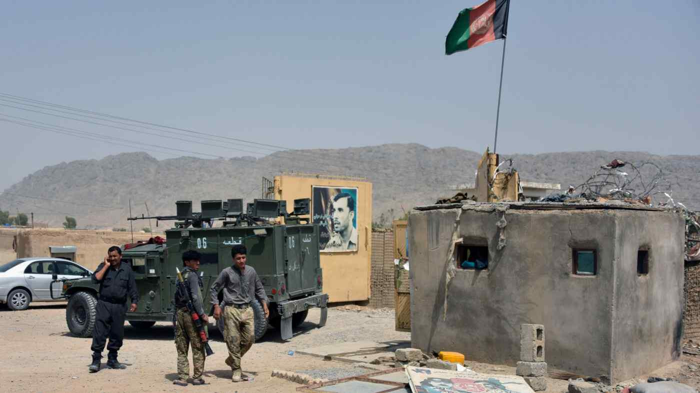Lực lượng an ninh Afghanistan điều tra hiện trường một vụ đánh bom xe ở tỉnh Kandahar ngày 6-7-2021.             Ảnh: Reuters