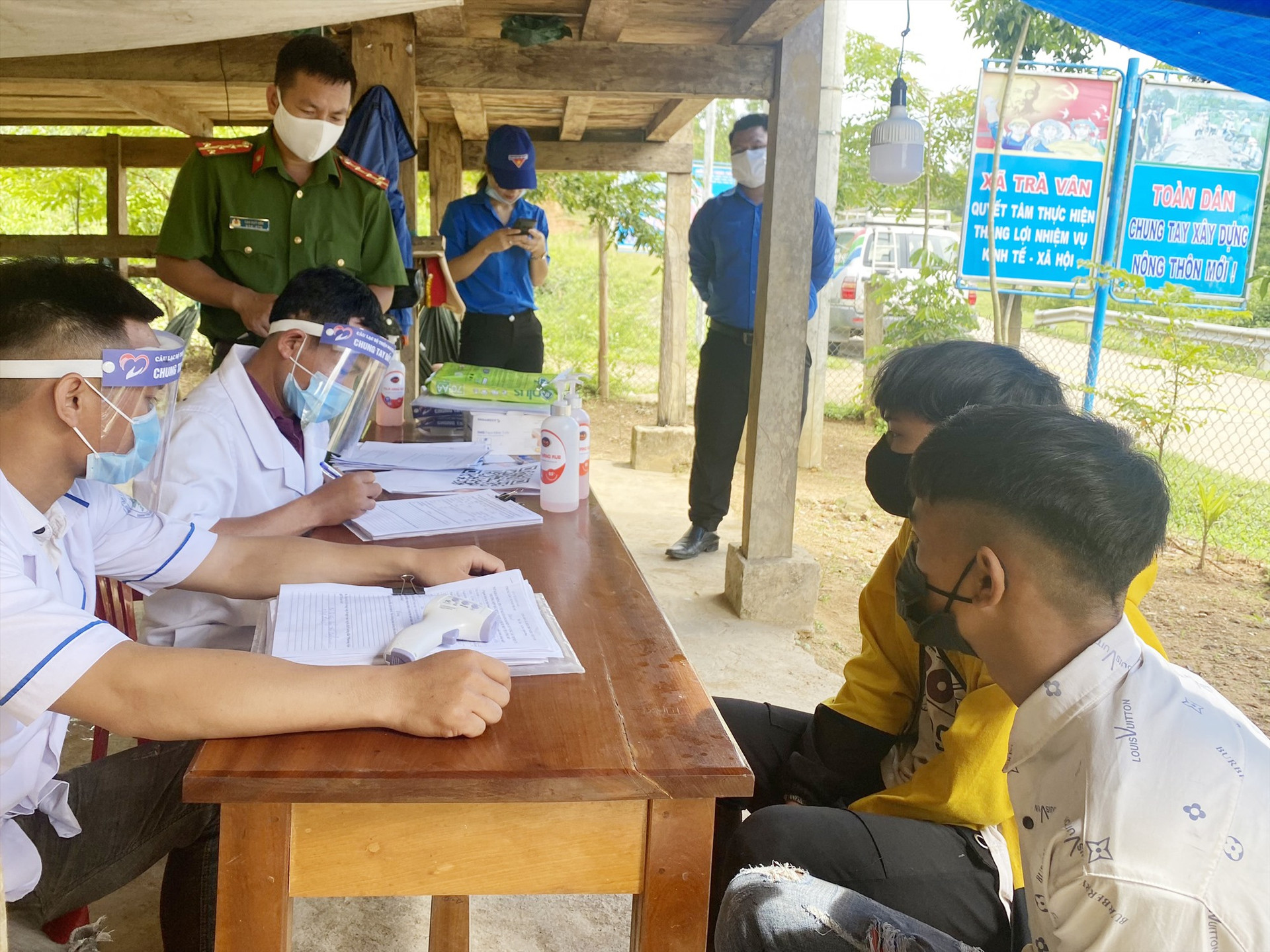 Kiểm tra người qua lại tại chốt kiểm dịch thôn 3, xã Trà Vân, huyện Nam Trà My. Ảnh: TẤN SỸ
