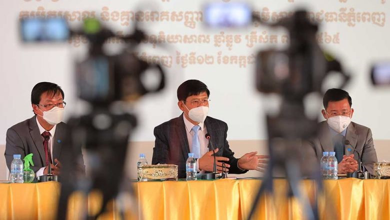 Các quan chức Campuchia tại buổi họp báo về cho phép bệnh nhân Covid-19 nhẹ được điều trị tại nhà. Ảnh: PhnomPenhpost
