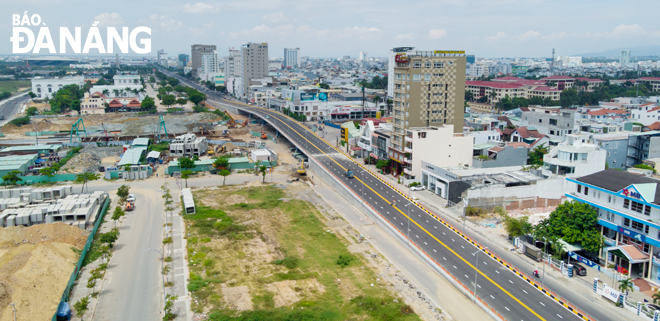 Cầu vượt nút giao thông phía tây cầu Trần Thị Lý vừa hoàn thành và được đưa vào sử dụng nhằm phân luồng giao thông, phục vụ thi công hạng mục hầm và vòng xuyến của nút giao này. Ảnh: XUÂN SƠN