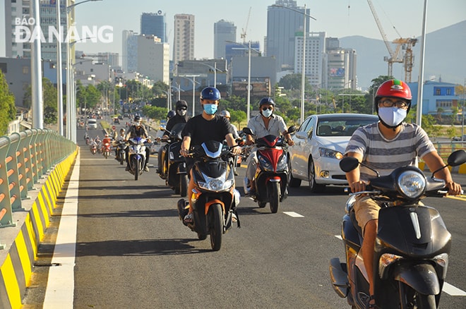 Người dân tham gia lưu thông trên cầu vượt, sáng ngày 14-7. Ảnh:THÀNH LÂN