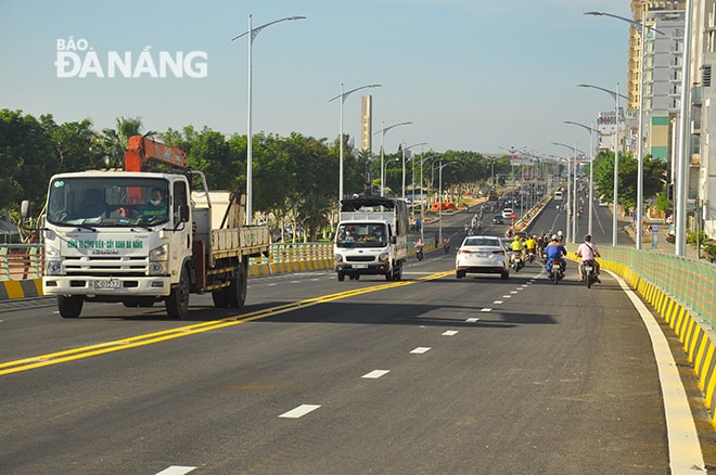 Các loại ô-tô cũng đã được phép lưu thông trên cầu vượt trong sáng 14-7. Ảnh: THÀNH LÂN