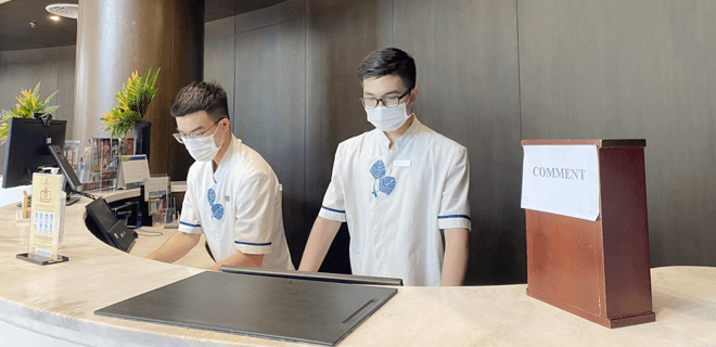 Sinh viên khoa Du lịch (ĐH Kinh tế ) thực tập tại Vinpearl Phú Quốc. (Ảnh nhà trường cung cấp)