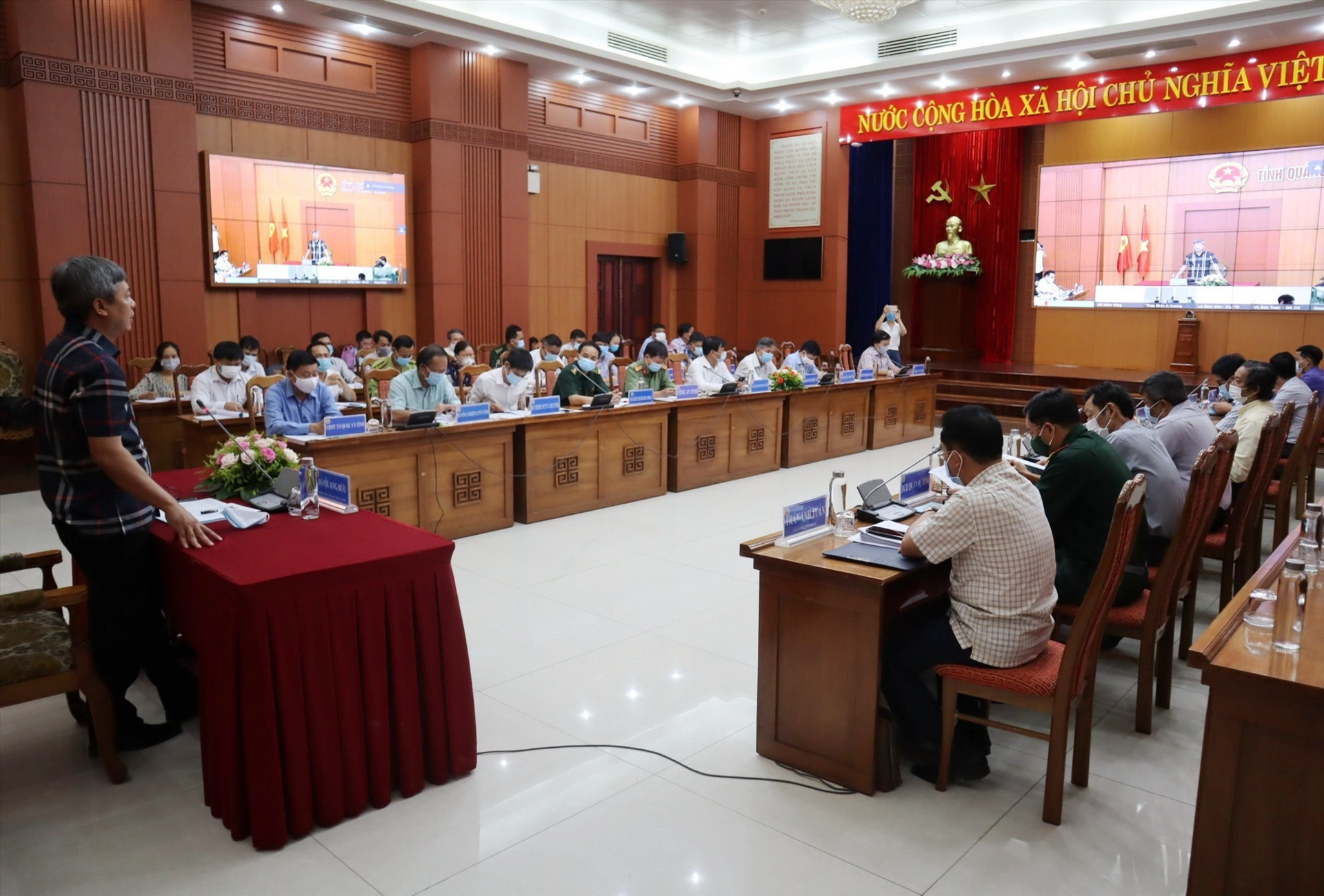 Phó Chủ tịch UBND tỉnh Hồ Quang Bửu chủ trì hội nghị trực tuyến. Ảnh: Q.T