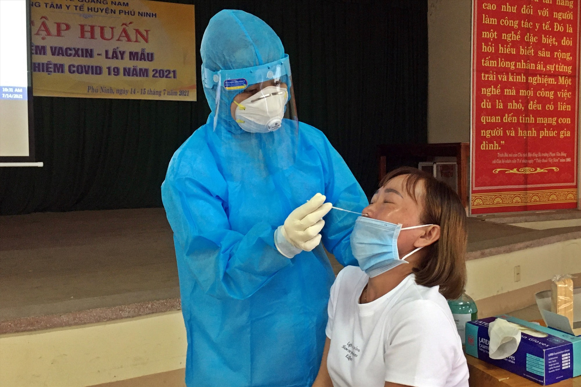 Cán bộ y tế huyện Phú Ninh thực hành lấy mẫu xét nghiệm Covid-19. Ảnh: C.Đ