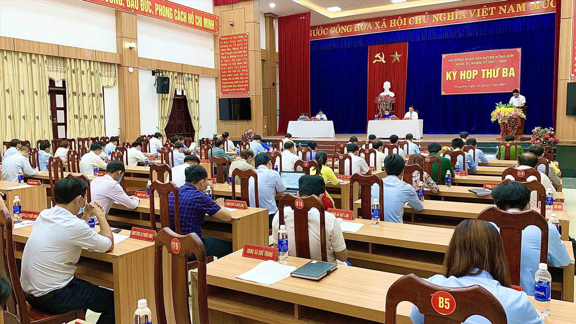 Quang cảnh kỳ họp thứ 3, HĐND huyện Nông Sơn khóa XII. (Ảnh MINH THÔNG)