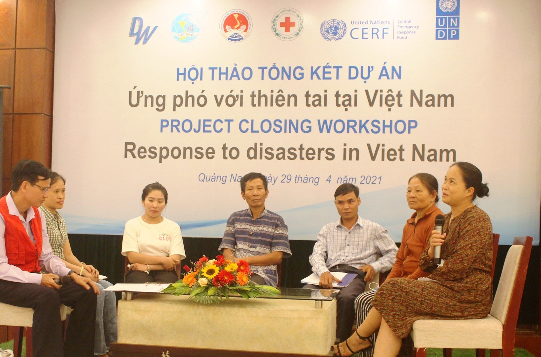 Đại diện các hộ dân hưởng lợi từ dự án chia sẻ tại hội thảo tổng kết dự án “Ứng phó với thiên tai tại Việt Nam”. Ảnh: H.LIÊN