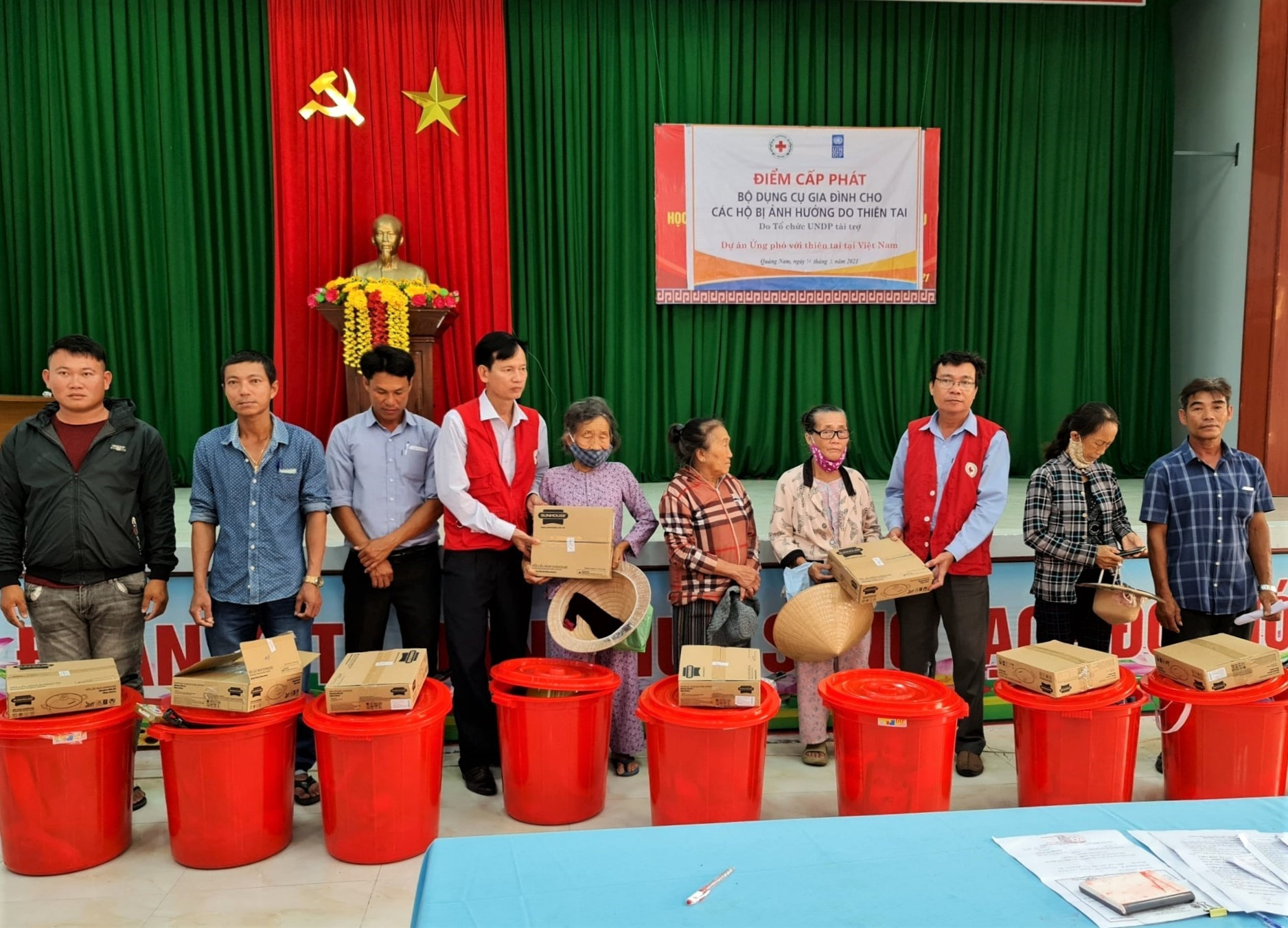 Người dân vùng thiên tai Quảng Nam nhận các bộ dụng cụ hỗ trợ từ dự án “Ứng phó với thiên tai tại Việt Nam”. Ảnh: RY PHAN