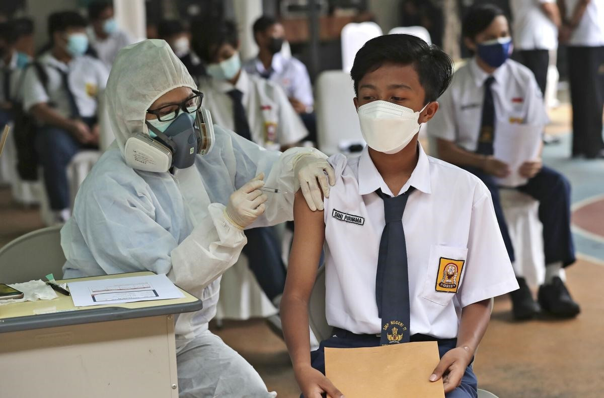 Indonesia đẩy mạnh tiêm chủng khi số ca mắc và tử vong do Covid-19 tại nước này tăng vọt. Ảnh: yakimaherald