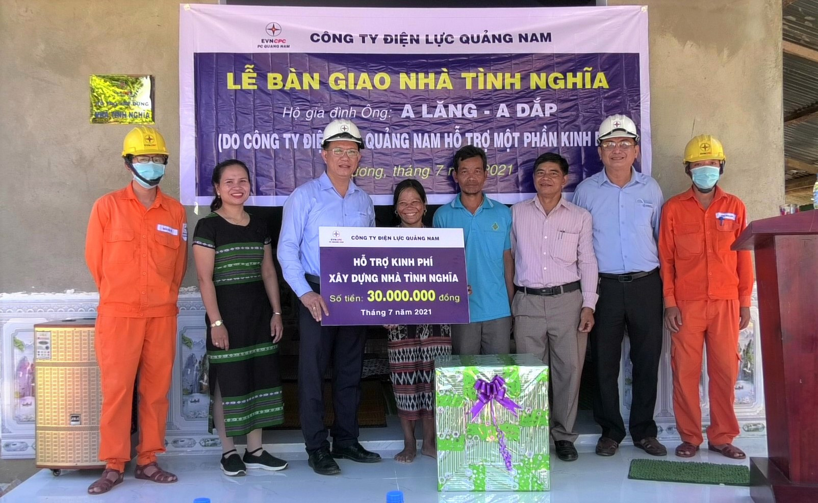 Căn nhà vững chãi của ông A Lăng A Dắp với sự hỗ trợ kinh phí của CBCNV PC Quảng Nam.