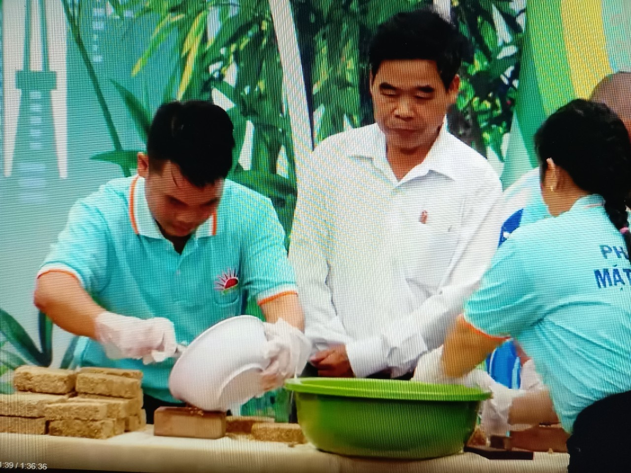 Nông dân làng Đông trổ tài làm bánh khoai chà trong game show truyền hình. Ảnh: N.KẾT