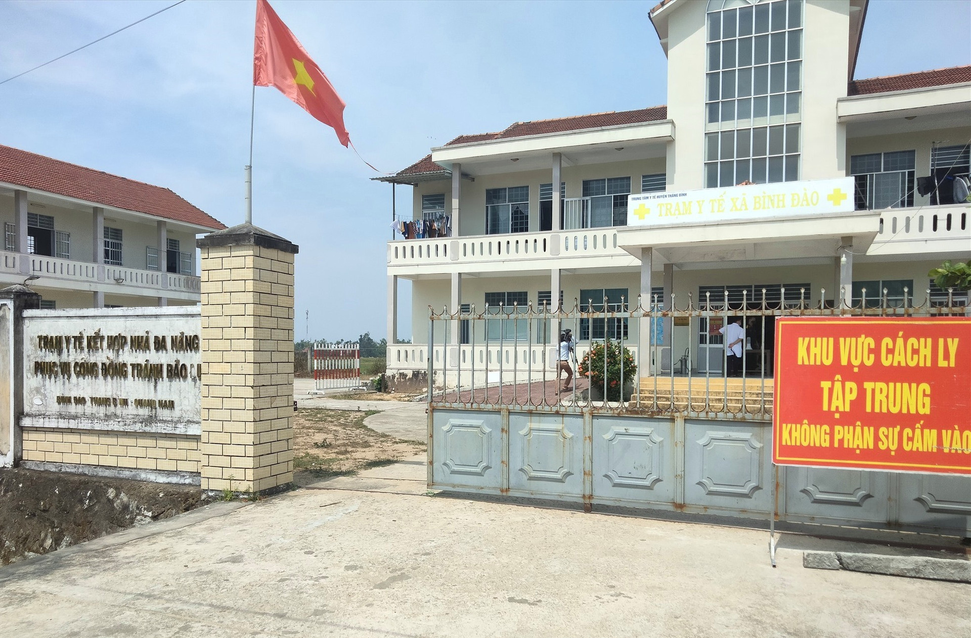 cơ sở cách ly tập trung tại Nhà đa năng và Trạm Y tế xã Bình Đào.