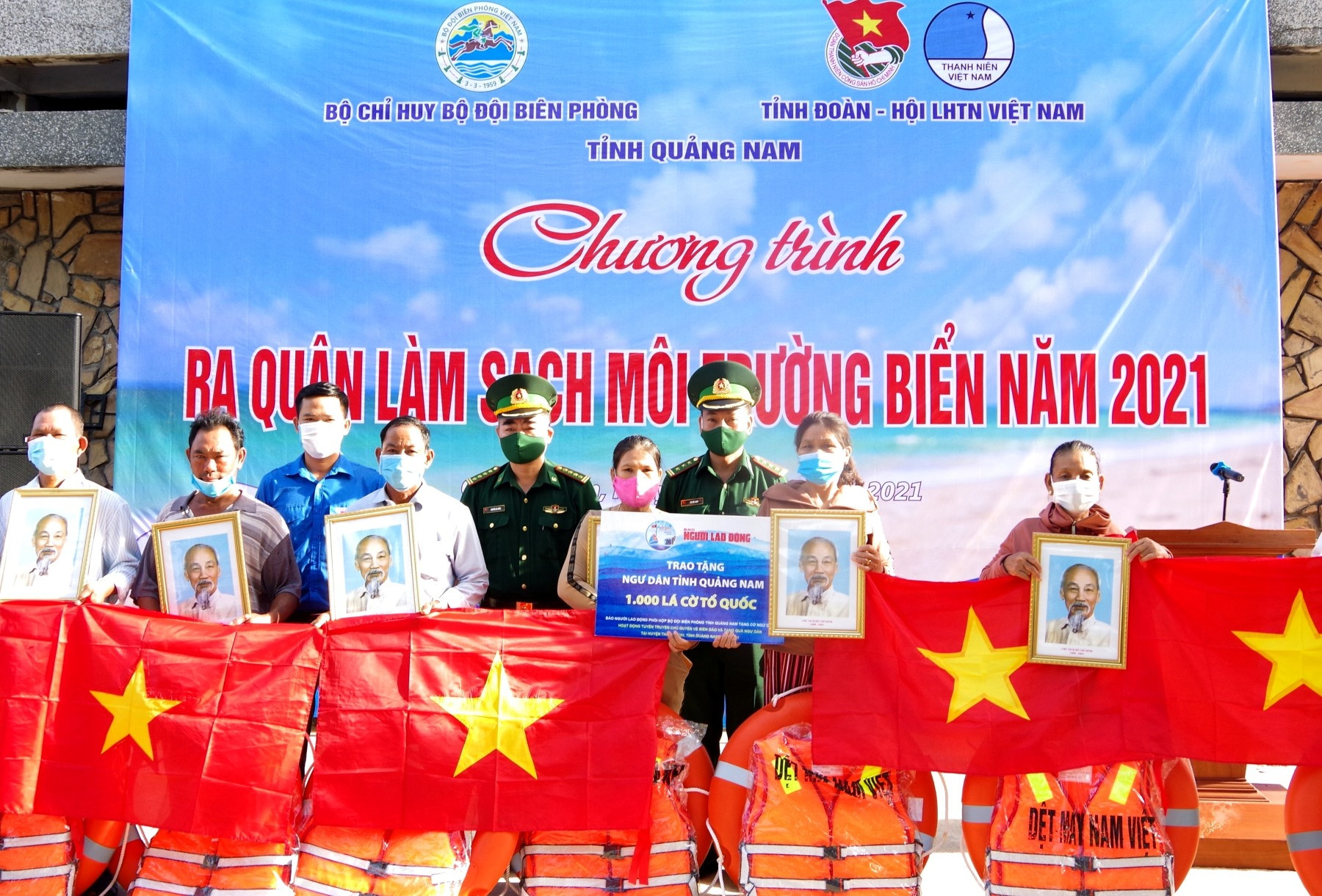 Trao tặng ảnh Bác Hồ, cờ Tổ quốc, áo phao và phao cứu sinh cho ngư dân xã Bình Minh.