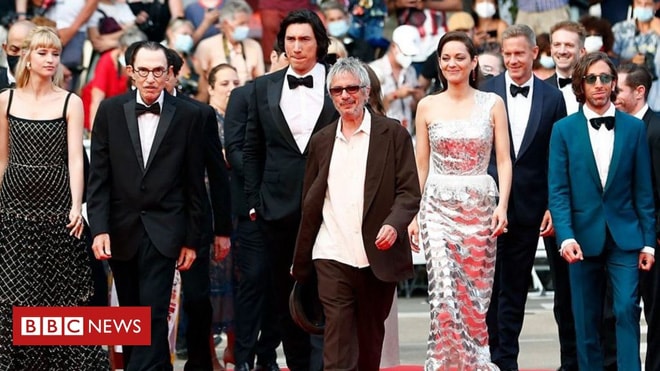 Nữ diễn viên Marion Cotillard (hàng trước, thứ hai từ phải sang) tỏa sáng với trang phục ánh kim lộng lẫy tại Liên hoan phim Cannes lần thứ 74. Ảnh: BBC