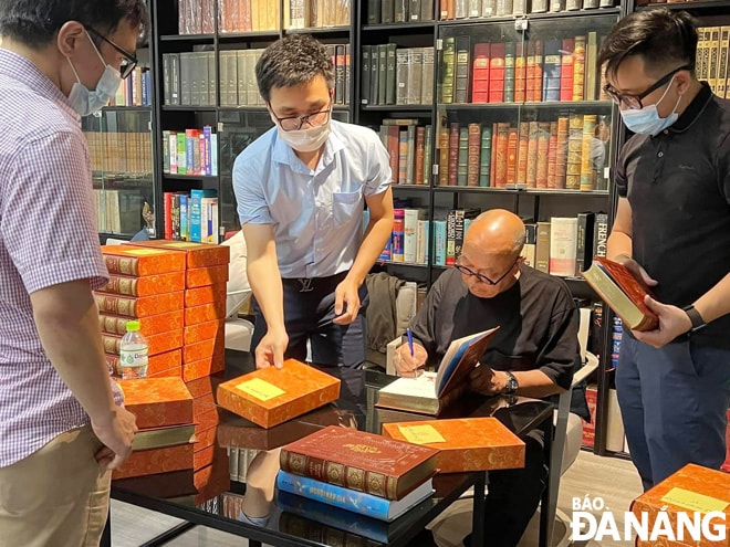 Họa sĩ Thành Chương tặng chữ ký vào cuốn Người kép già của cha - nhà văn Kim Lân, có in 19 bức tranh minh họa do Thành Chương vẽ. Ảnh: THƯ HOÀNG