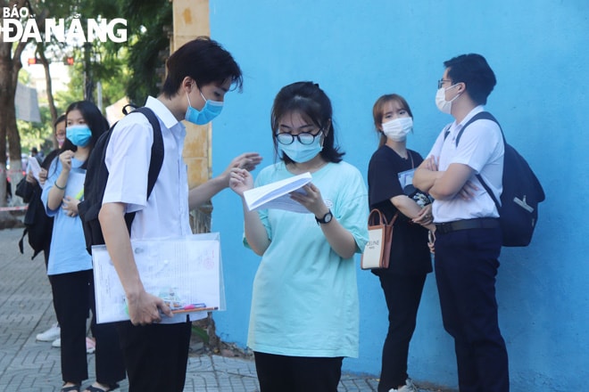 Thí sinh tham dự kỳ thi tốt nghiệp THPT năm 2021 tại điểm thi Trường THTP Phan Châu Trinh (Đà Nẵng). Ảnh: HÀ TRẦN
