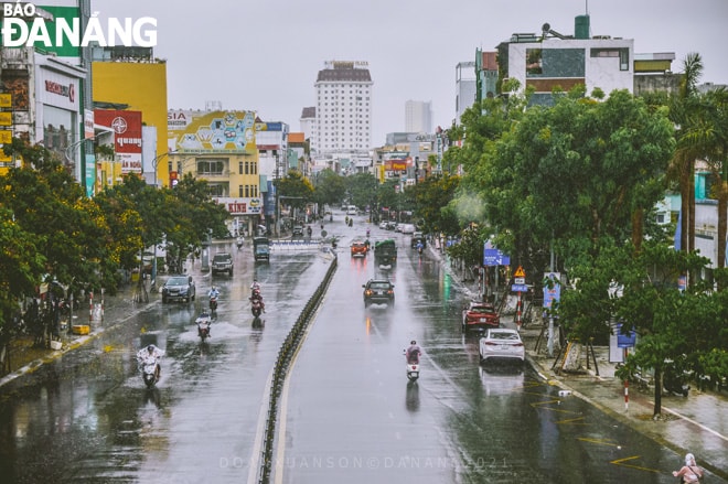 Đôi khi những cơn mưa nhắc nhớ về ký ức tuổi thơ. TRONG ẢNH: Đường phố Đà Nẵng trong ngày mưa. Ảnh: XUÂN SƠN
