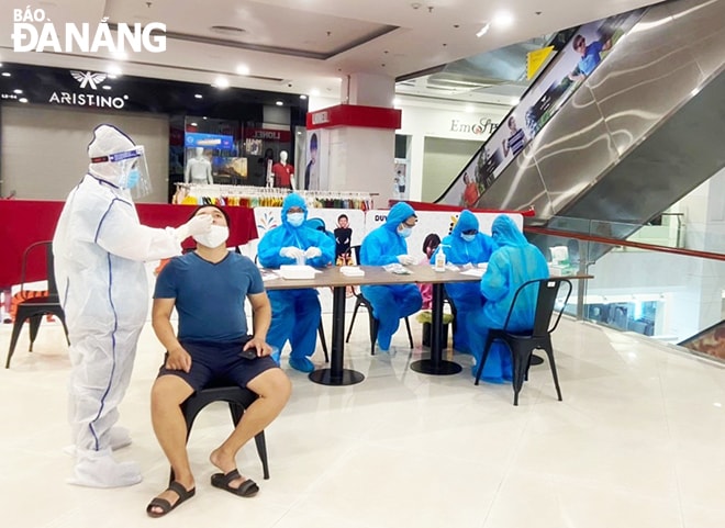Sinh viên Trường Đại học Kỹ thuật Y - Dược Đà Nẵng hỗ trợ lấy mẫu xét nghiệm cho người dân Phú Yên. Ảnh: TRUNG NGHĨA