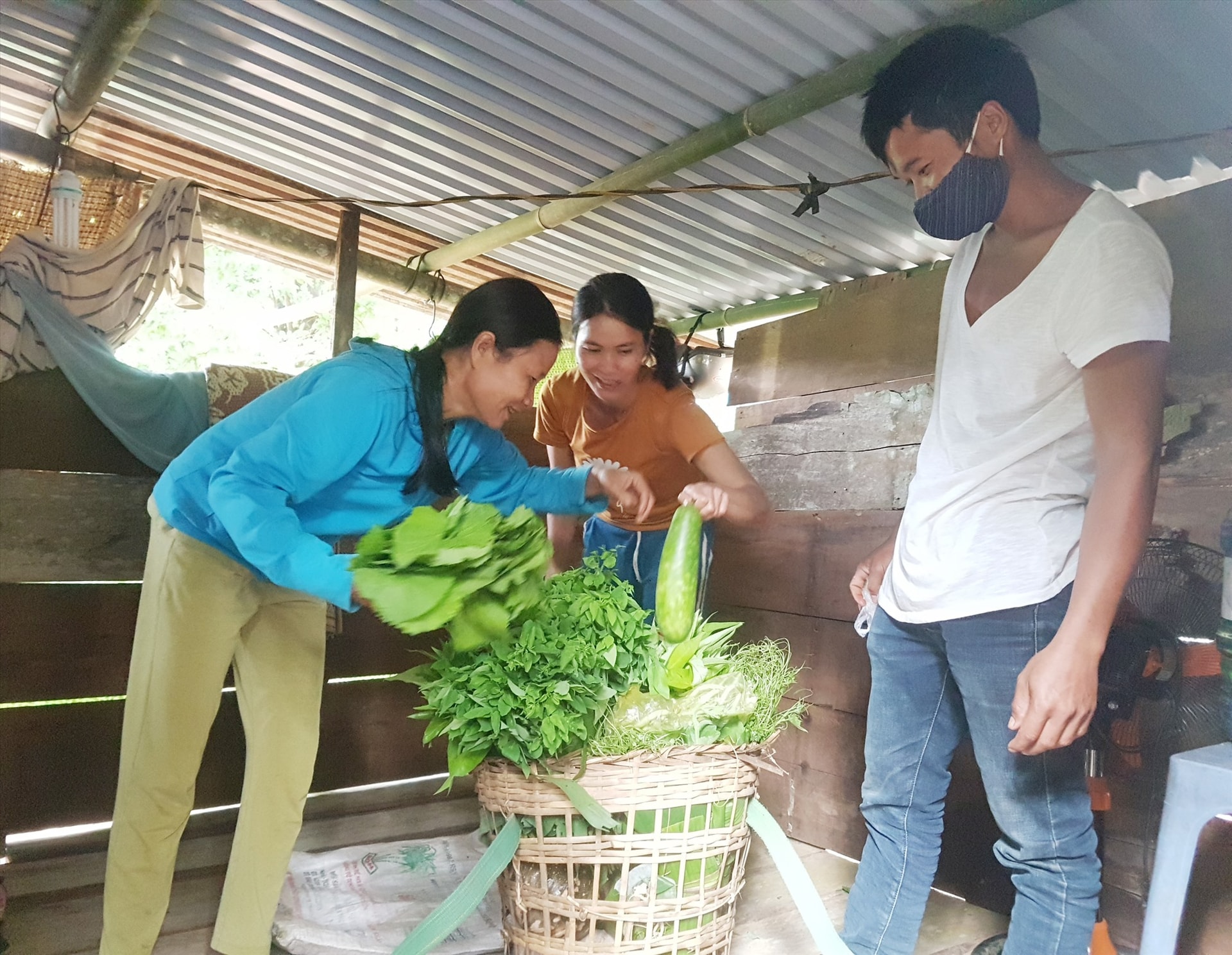 Chỉ khi có sinh kế bền vững, hộ nghèo mới tự tin đăng ký thoát nghèo. Ảnh: D.L