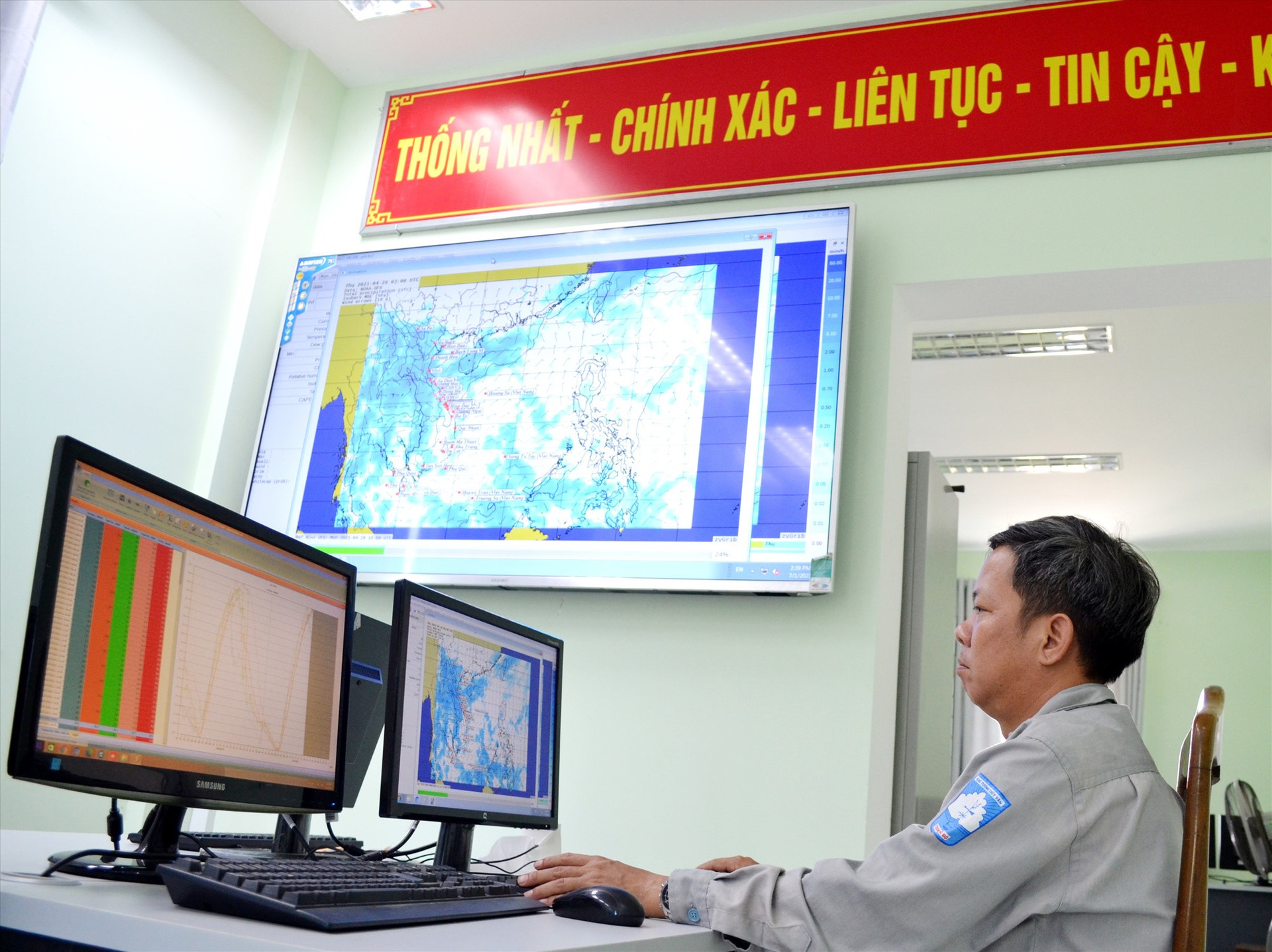 Đài Khí tượng thủy văn Quảng Nam phân tích dữ liệu để có bản tin cảnh báo thiên tai. Ảnh: VIỆT NGUYỄN