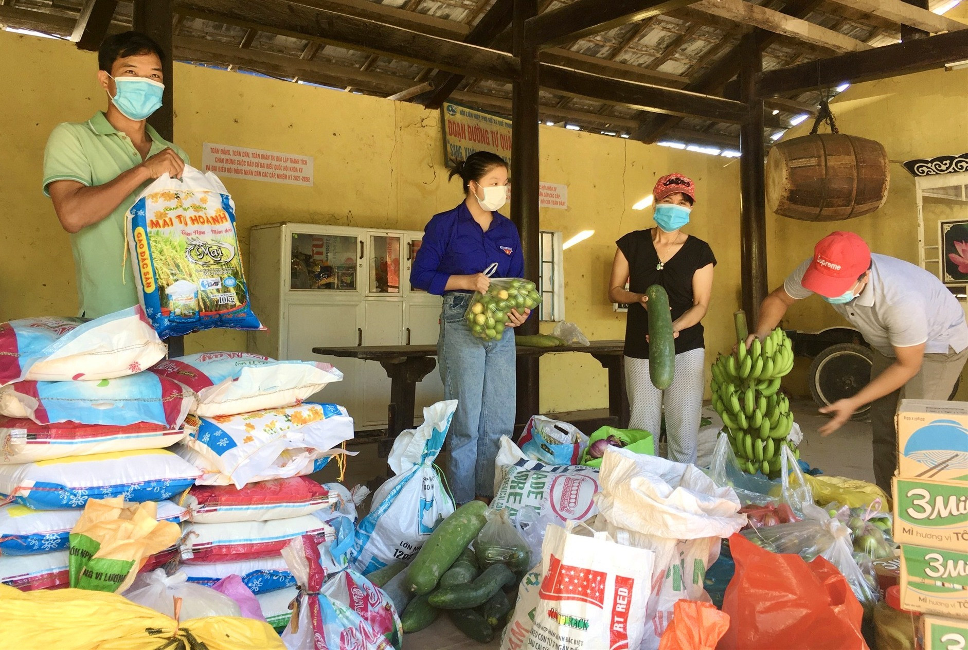 Người dân Đại Bình (Quế Trung, Nông Sơn) nhiệt tình gói ghém, gởi nông sản giúp đỡ bà con khó khăn ở TP.HCM. Ảnh: LÊ THÔNG