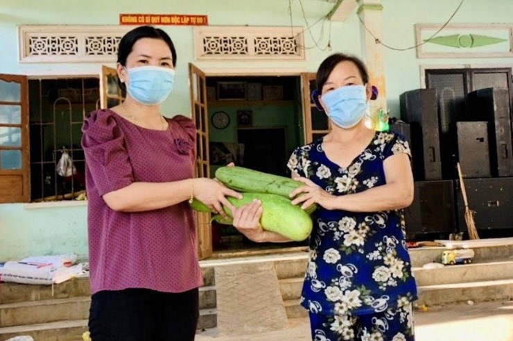 Hội LHPN xã Phước Ninh (Nông Sơn) đến tận nhà thu gom nông sản do hội viên, phụ nữ ủng hộ cho bà con TP.HCM. Ảnh: LÊ THÔNG